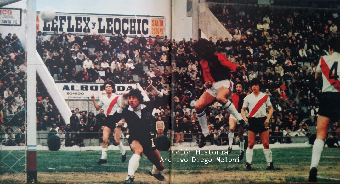 Diego Meloni (@melonidiego) on Twitter photo 14/09/80. Fecha 2, Zona "D" del Campeonato Nacional. <a href="/ColonOficial/">Club Atlético Colón ⭐</a> 1 vs <a href="/RiverPlate/">River Plate</a> 0. El cabezazo de Jorge Comas para estampar el único gol del partido. Nada puede hacer el gran <a href="/ubaldofillol/">Ubaldo Fillol</a>. La platea oeste de fondo, absolutamente colmada. 14/09/80. Fecha 2, Zona "D" del Campeonato Nacional. <a href="/ColonOficial/">Club Atlético Colón ⭐</a> 1 vs <a href="/RiverPlate/">River Plate</a> 0. El cabezazo de Jorge Comas para estampar el único gol del partido. Nada puede hacer el gran <a href="/ubaldofillol/">Ubaldo Fillol</a>. La platea oeste de fondo, absolutamente colmada.