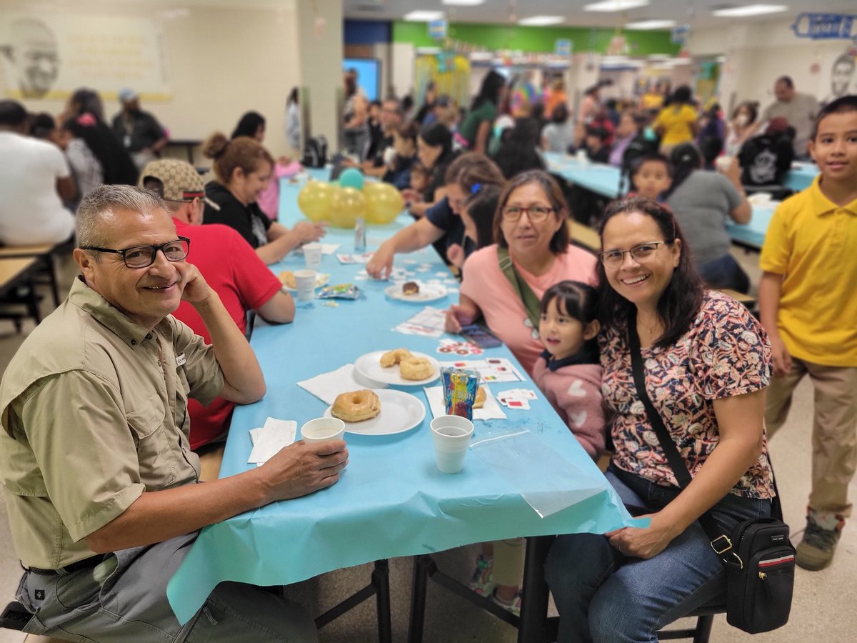 ProfeHernandez2's tweet image. Celebrating Grandparents Day at Truett Elementary! #GrandparentsDay @Padilla_AA @APSavRyan @JackieMarieRod