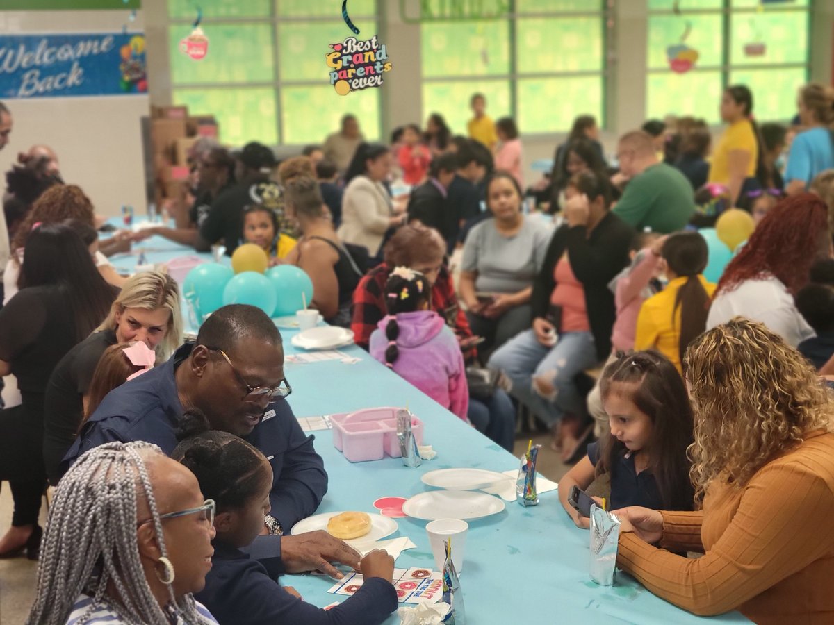 ProfeHernandez2's tweet image. Celebrating Grandparents Day at Truett Elementary! #GrandparentsDay @Padilla_AA @APSavRyan @JackieMarieRod