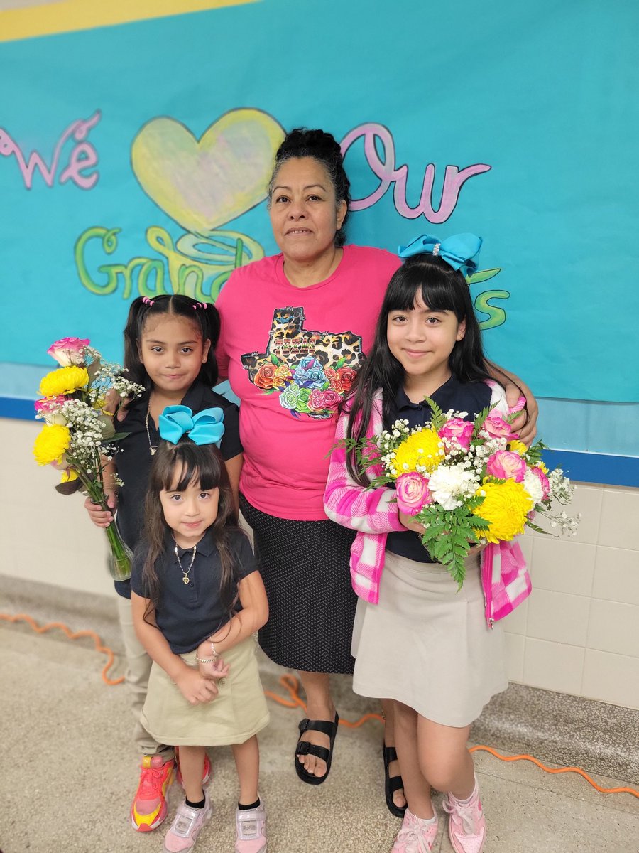 ProfeHernandez2's tweet image. Celebrating Grandparents Day at Truett Elementary! #GrandparentsDay @Padilla_AA @APSavRyan @JackieMarieRod