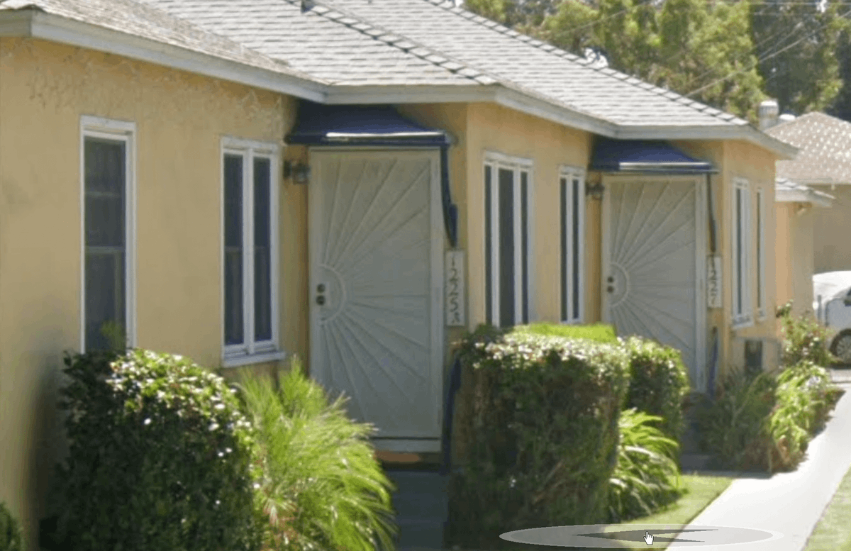 myBurbankNEWS's tweet image. Man Stabbed to Death at Burbank Tri-plex on Cordova Street — Police are investigating the murder that happened at 1227 Cordova St. around 4:47 am Friday morning #Burbank #BurbankPoliceDepartment #Cordova - Read the story
myburbank.com/man-stabbed-to…