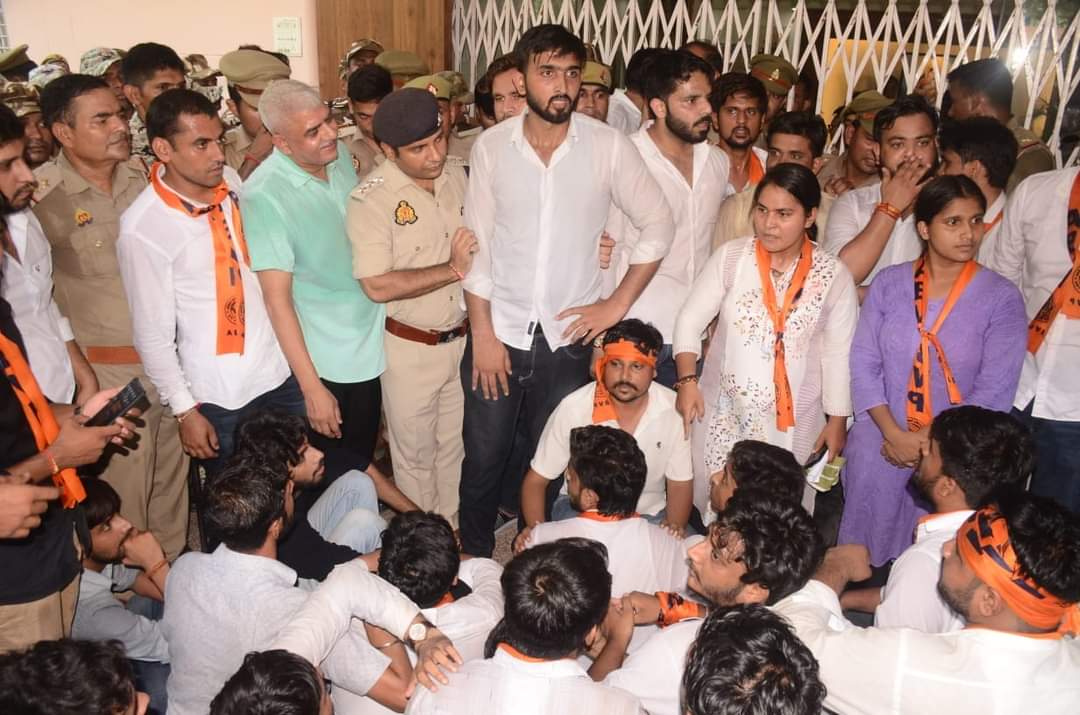 BatarArjun's tweet photo. वसुधा का नेता कौन हुआ?
भूखंड-विजेता कौन हुआ?
अतुलित यश-क्रेता कौन हुआ?
नव-धर्म-प्रणेता कौन हुआ?
जिसने न कभी आराम किया,
विघ्नों में रहकर नाम किया।। https://t.co/Ko78sAaah0
