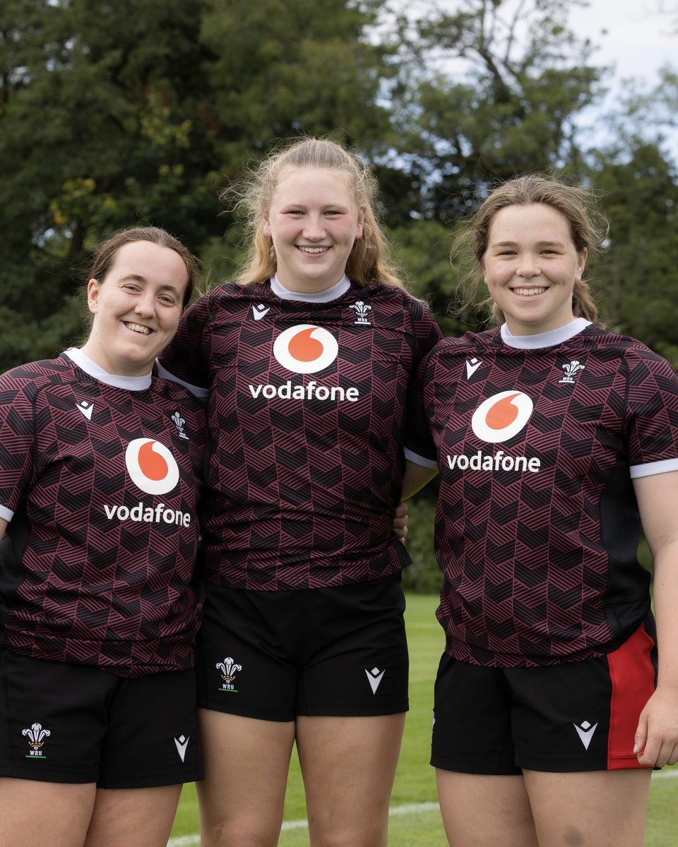 🧢 CAP CYNTAF

🏴󠁧󠁢󠁷󠁬󠁳󠁿 First caps for Rosie, Alaw &amp; Maisie tonight. Llongyfarchiadau! 

#HerStory | #EiHanesHi