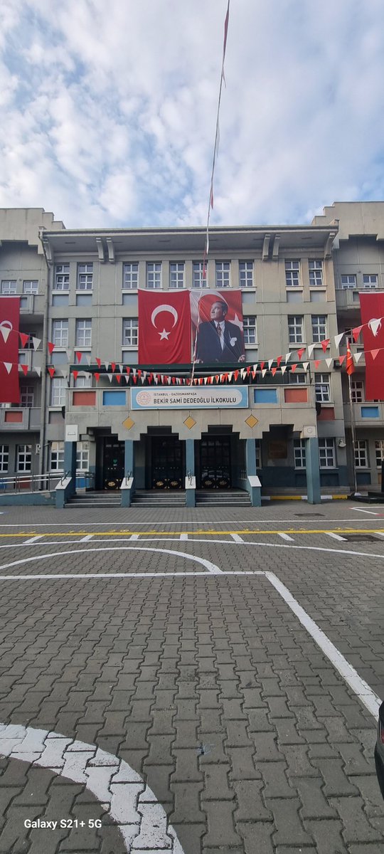 gopBSD's tweet photo. *#OkullarımızHazır*
* Yenilenen sıraları, sıraların üstünde sahiplerini bekleyen ders kitaplarıyla okullarımız, 2024-2025 eğitim öğretim yılına hazır!
@FatihMTopsakal 
@gopmem 
@istanbulilmem https://t.co/0mKrr1dKoV