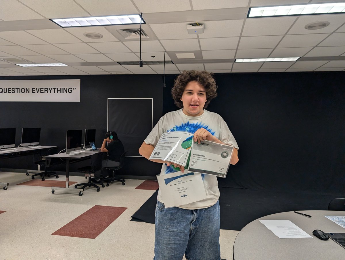 iTech_InfoTech's tweet image. File this under &quot;Oh poor me, I accomplished so much in the first three weeks, I can&apos;t hold all my certificates...&quot;

@iTECH_College
#HandsOnTraining #LearnITatiTECH