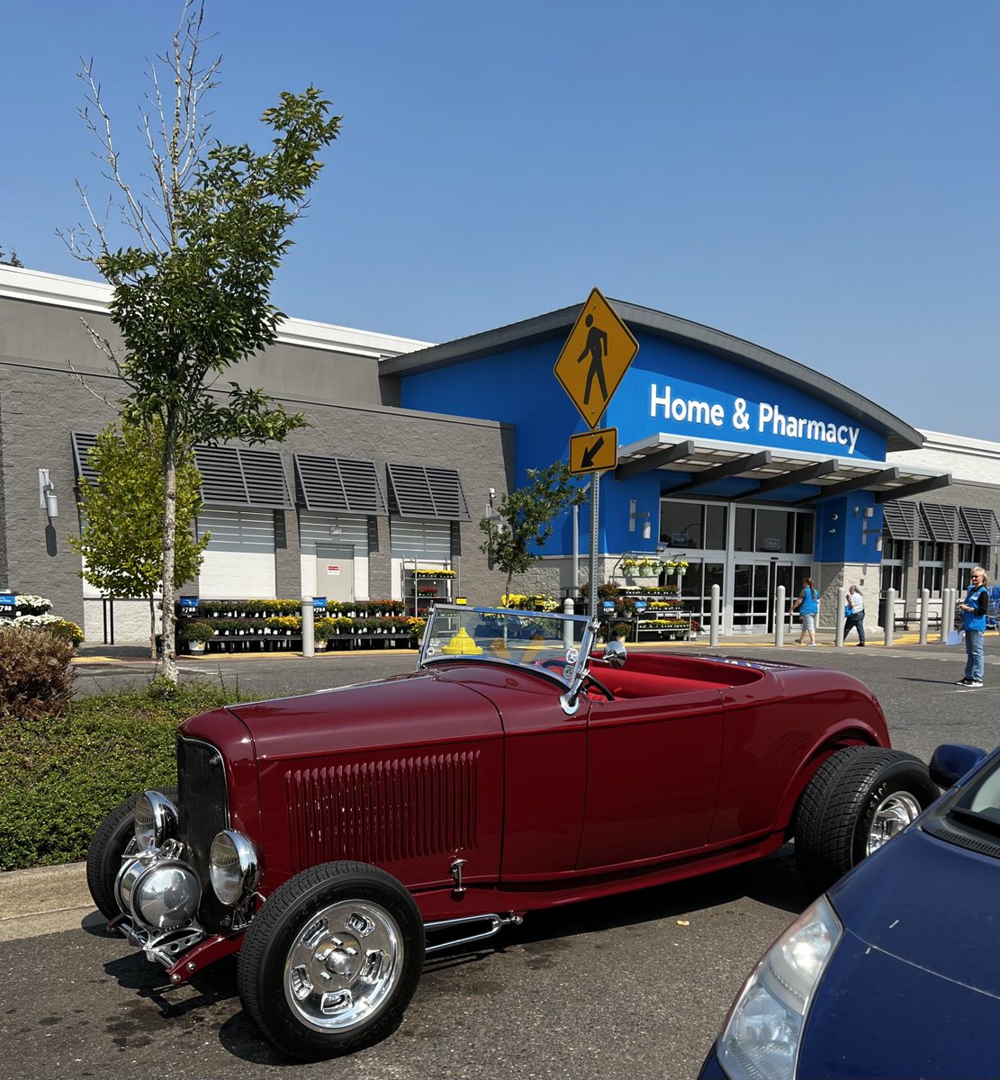 NancyPettit's tweet photo. Classic find at WallyWorld! #ilikecars #oldie https://t.co/CBcRhFDpBp