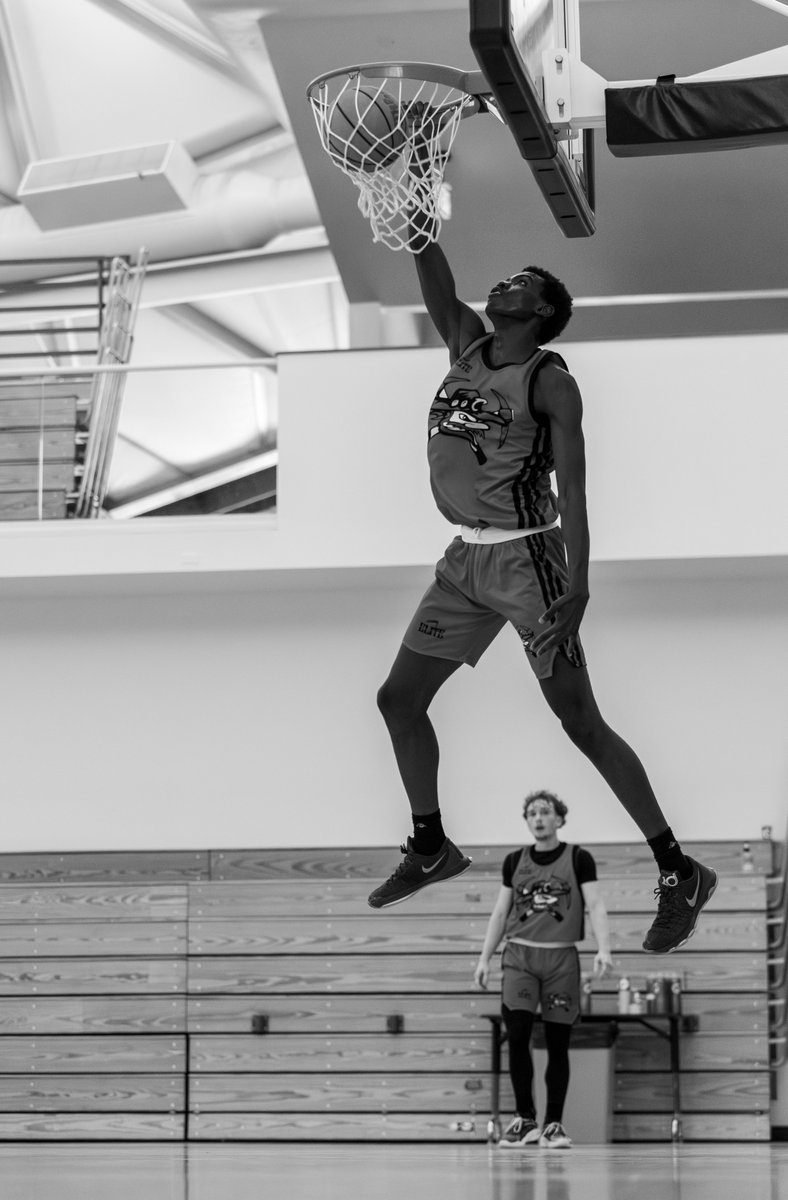 Columbia College sophomore Dean Perry watches freshman teammate Malik Cadet throw down a dunk during a Claim Jumpers preseason practice Thursday, Aug. 29 at Oak Pavilion. Dominic Massimino/Union Democrat 📸