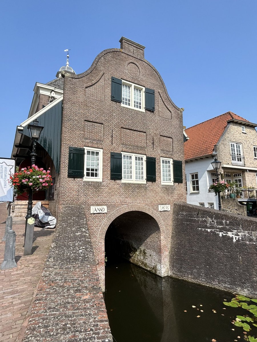 Vandaag te gast in Nieuwpoort voor de erfgoedtafel Oude Hollandse Waterlinie van de <a href="/zuid_holland/">Provincie Zuid-Holland</a> <a href="/erfgoedhuiszh/">Erfgoedhuis Zuid-Holland</a> 

Wat een prachtig fotogeniek vestingstadje vol historie is dat toch! Pareltje van de linie.