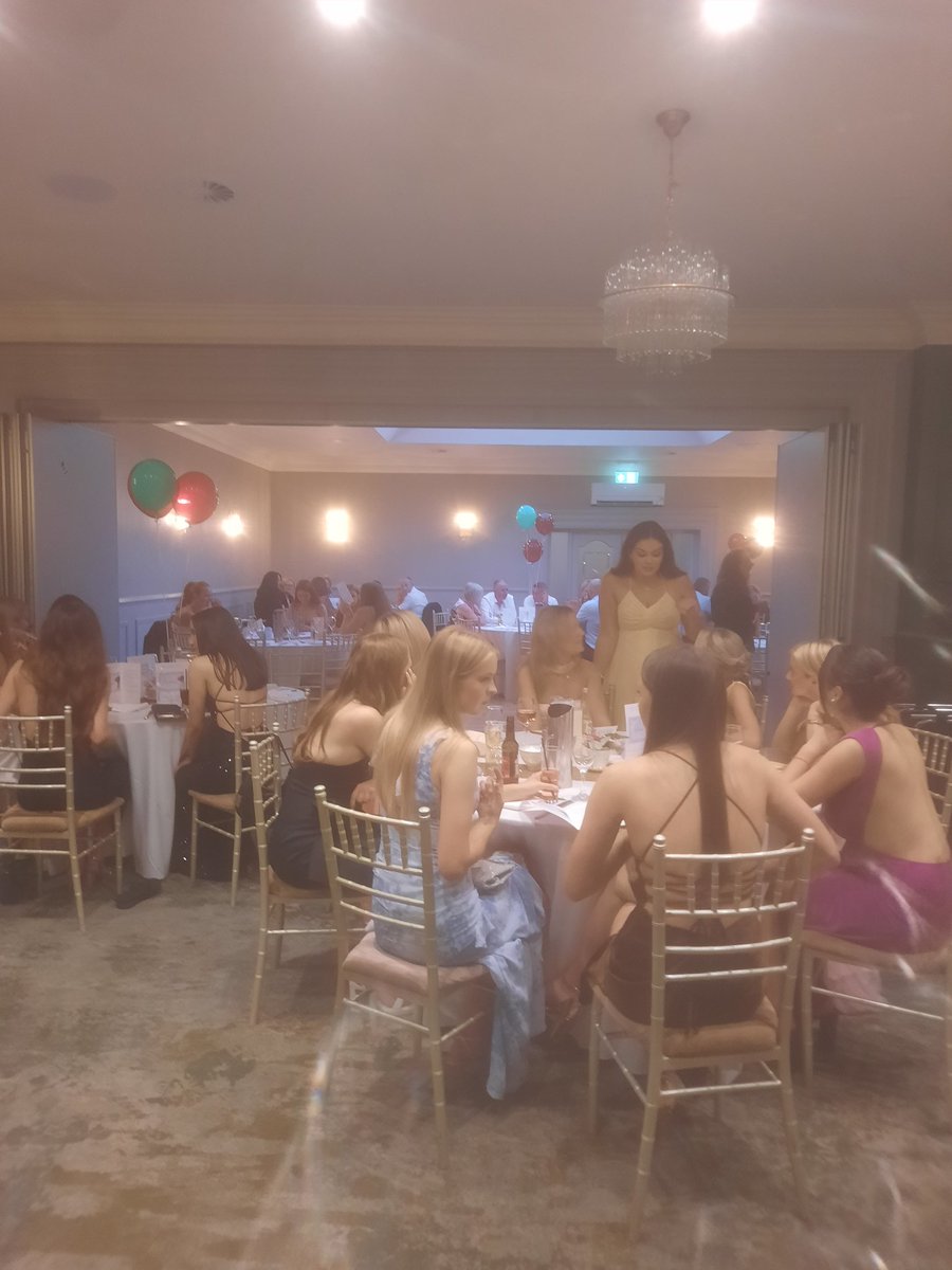 Laurel Hill Coláiste tweet media