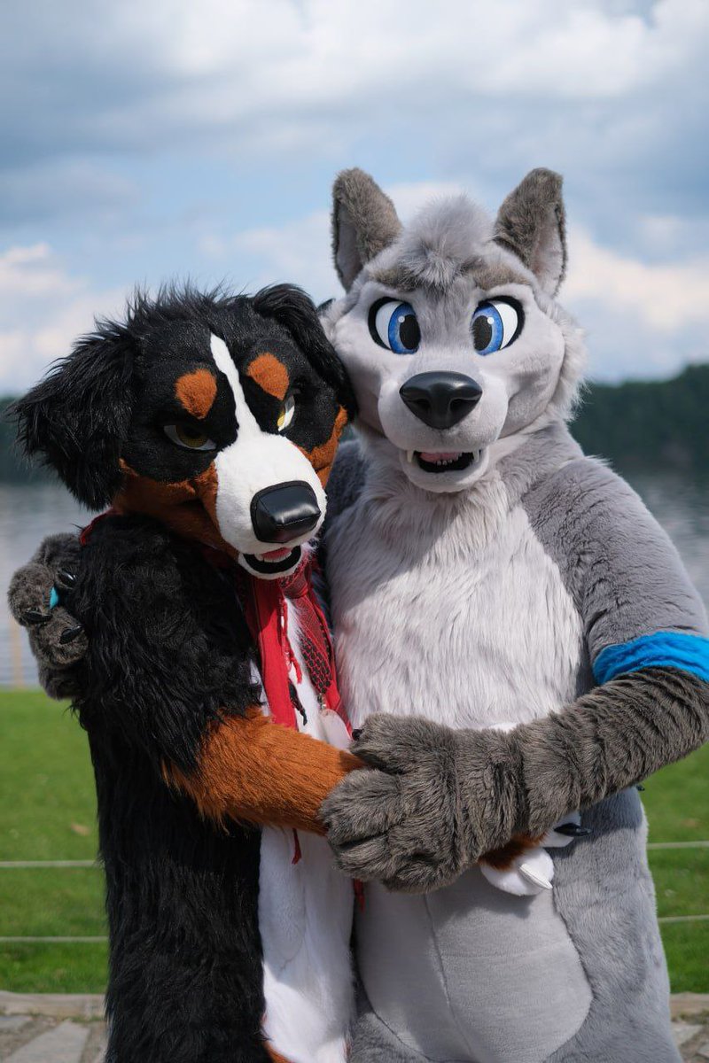 Me and a taller cutie :D at Camp Feral... I rarely am the smoll one x3
#CampFeral2024 

@ZyerWolf  (<a href="/WaggeryCos/">Waggery Costumes</a> )
Sheperd (<a href="/TwinkyArts/">Twinky Arts✨</a> )

📸 <a href="/RhyeRhythm/">Rhye</a>
