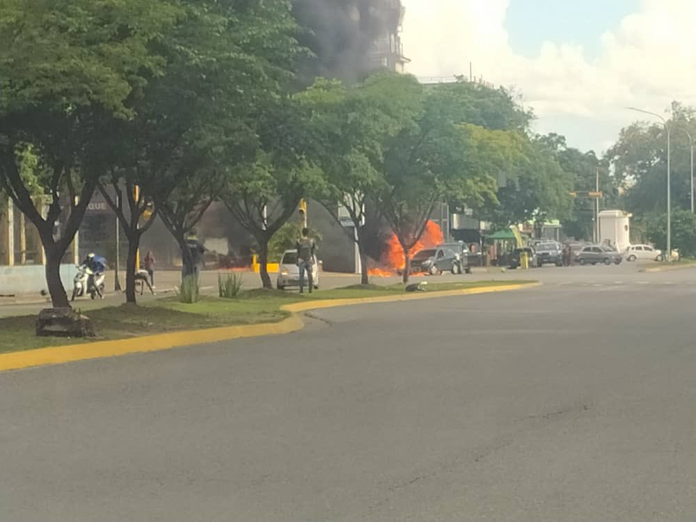 Borolaki's tweet photo. #6Sep 4:45pm
Se incendian dos vehículos en E/S Gran Cacique, Av. Bolívar #Maracay
Bomberos y cuerpos de apoyo en el sitio. https://t.co/Tr7ZqKP2L4