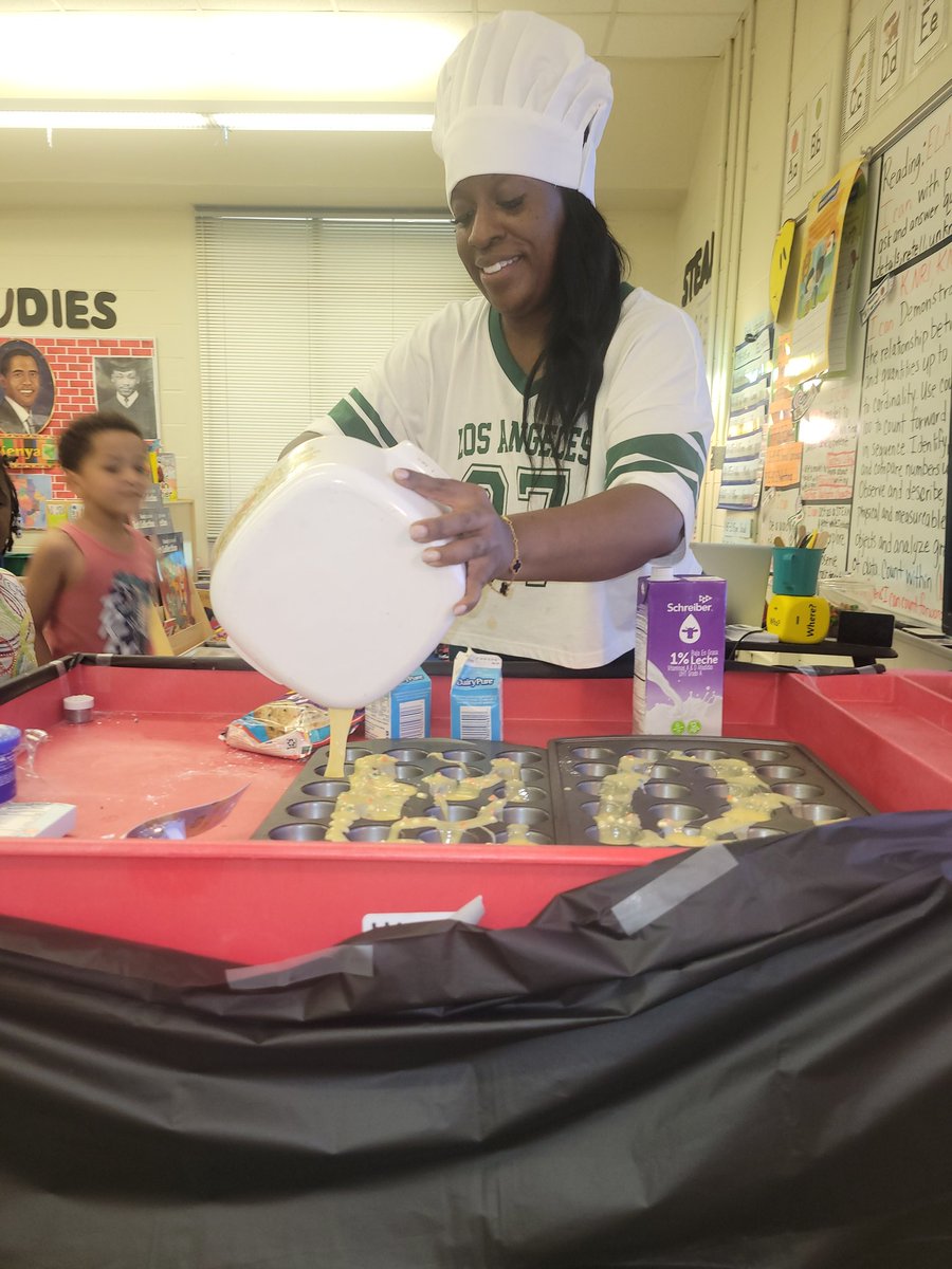 JotaTaylor1's tweet photo. Community Helpers: Surprise Chef Taylor, when meaning learning  experiences are brought to real life. 👨🏾‍🍳 Part I https://t.co/U8jQ8bwM1k