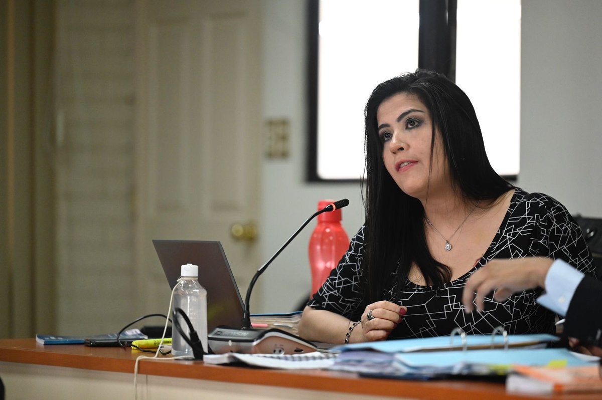 PrensaComunitar's tweet photo. #LuchaPorCortes ⚖️✊🏼 Presentan tachas contra Cinthia Monterroso, Rafael Curruchiche y Gilberto de Jesús Porres, esposo de la fiscal general Consuelo Porras

Autoridades ancestrales llegan a dejar impedimentos en contra de estos candidatos.

📷 Regina Pérez/ Prensa Comunitaria https://t.co/qV4Fvxnejr