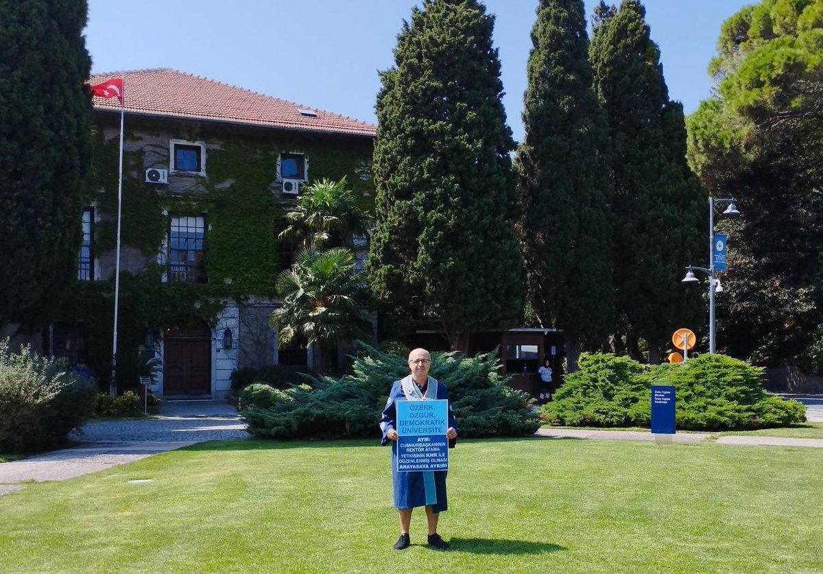 Dilan Polat "enercii" diyor. Bir günde 500 bin kişi takip ediyor.

Resimdeki Boğaziçi Üniversitesi hocası "kayyum rektör atamasına" karşı direniyor. Yanında 1 kişi bile yok.

Ülkenin neden bu halde olduğunun en kısa özeti!