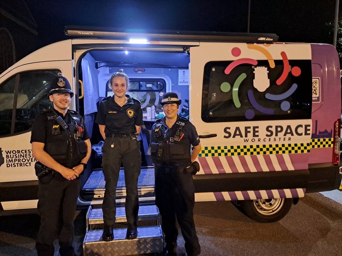 Worcester SNTs (@worcestercops) on Twitter photo PCSO 40154 & PC 21750 on foot patrol along New Street this evening & they have stopped off at <a href="/safespaceworc/">Worcester Safe Space</a> in the Cornmarket. <a href="/WorcesterBID/">Worcester BID</a>. #SaferStreets #PolicingPromise PCSO 40154 & PC 21750 on foot patrol along New Street this evening & they have stopped off at <a href="/safespaceworc/">Worcester Safe Space</a> in the Cornmarket. <a href="/WorcesterBID/">Worcester BID</a>. #SaferStreets #PolicingPromise