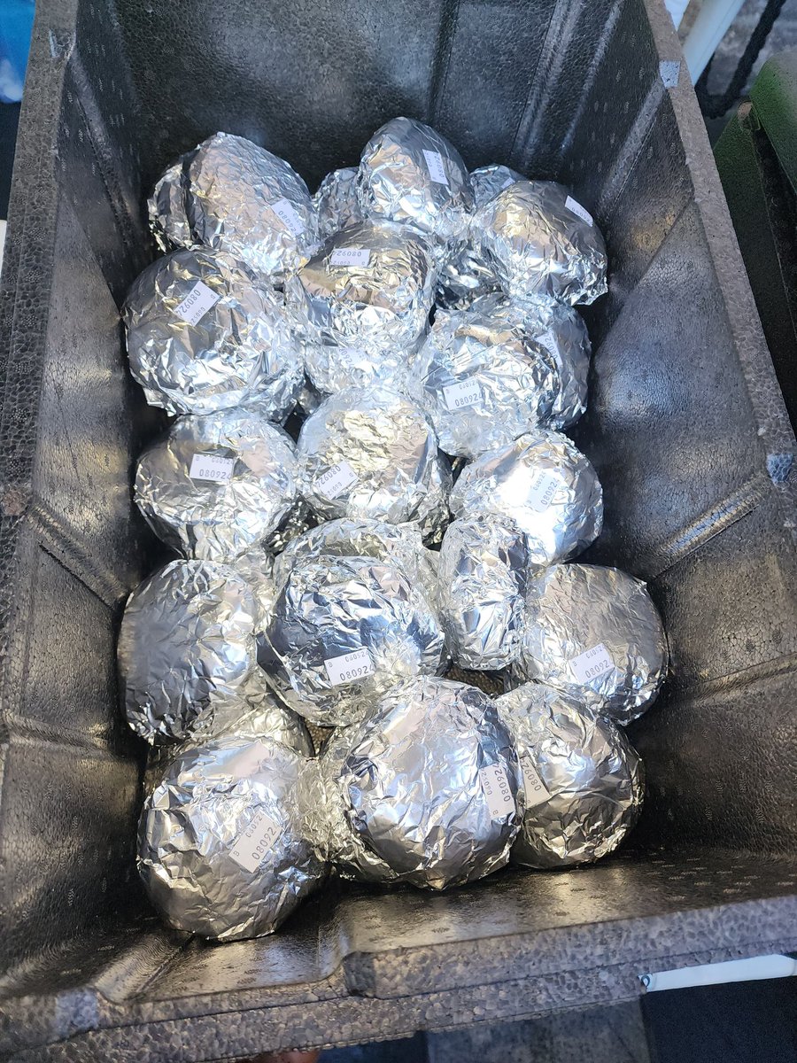 Tonight we gave out just under 350 hot meals along with pastries, fruit, sleeping bags, hats, gloves, and scarves. 

It's not very often that we have nights like we had tonight. It was extremely frantic and hectic with lots of uneasiness and agitation in the queue.

Were very