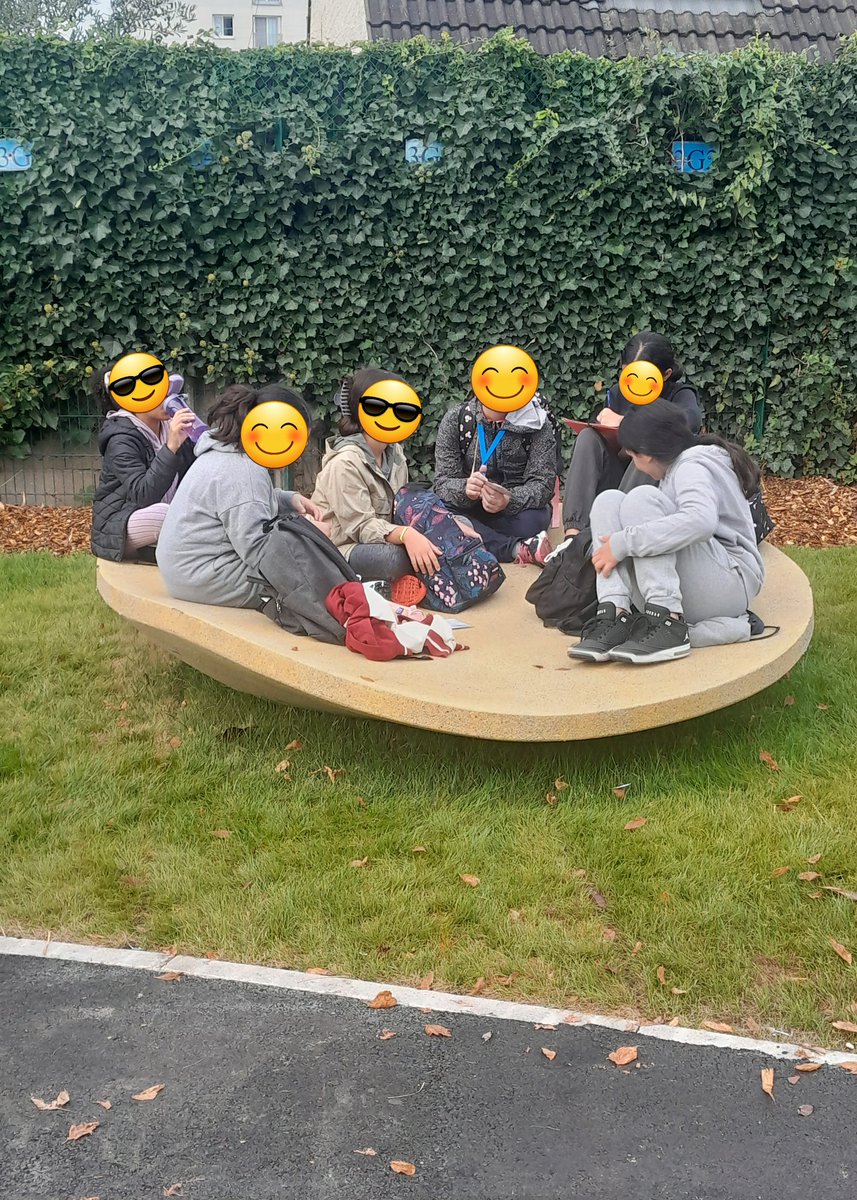 ClgWallon95's tweet photo. Chantier cour,  objectif n°3: socialiser. Ça y est, malgré la 🌧 les élèves ont investi la cour. Le mobilier a été disséminé partout pour créer de petits groupes de bavardages pour les filles et les garçons. On peut aussi se détendre en solo 🤭 https://t.co/1icVnIgI6K