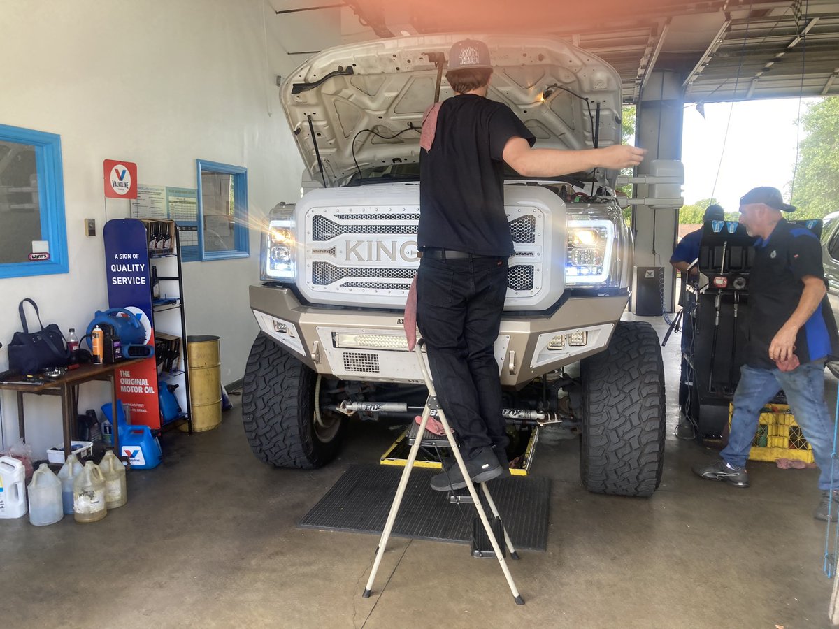 ImJustCryptic's tweet image. Officially the tallest truck I work on with coworkers today :,).