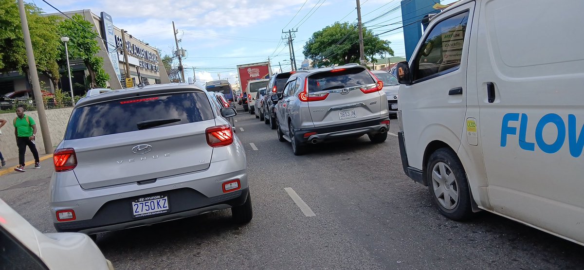 rohanpowellJA's tweet photo. #TRAFFICNOTE #HWT is currently a parking lot. #PSTEB source says motorists heading to #Jamaica vs #Cuba game has resulted in traffic gridlock.Avoid #HWT and environs. You have been warned. Noticeable @JamaicaConstab presence however slow going.@beyondheadlines @NationwideRadio https://t.co/LgSRrKu8Cb
