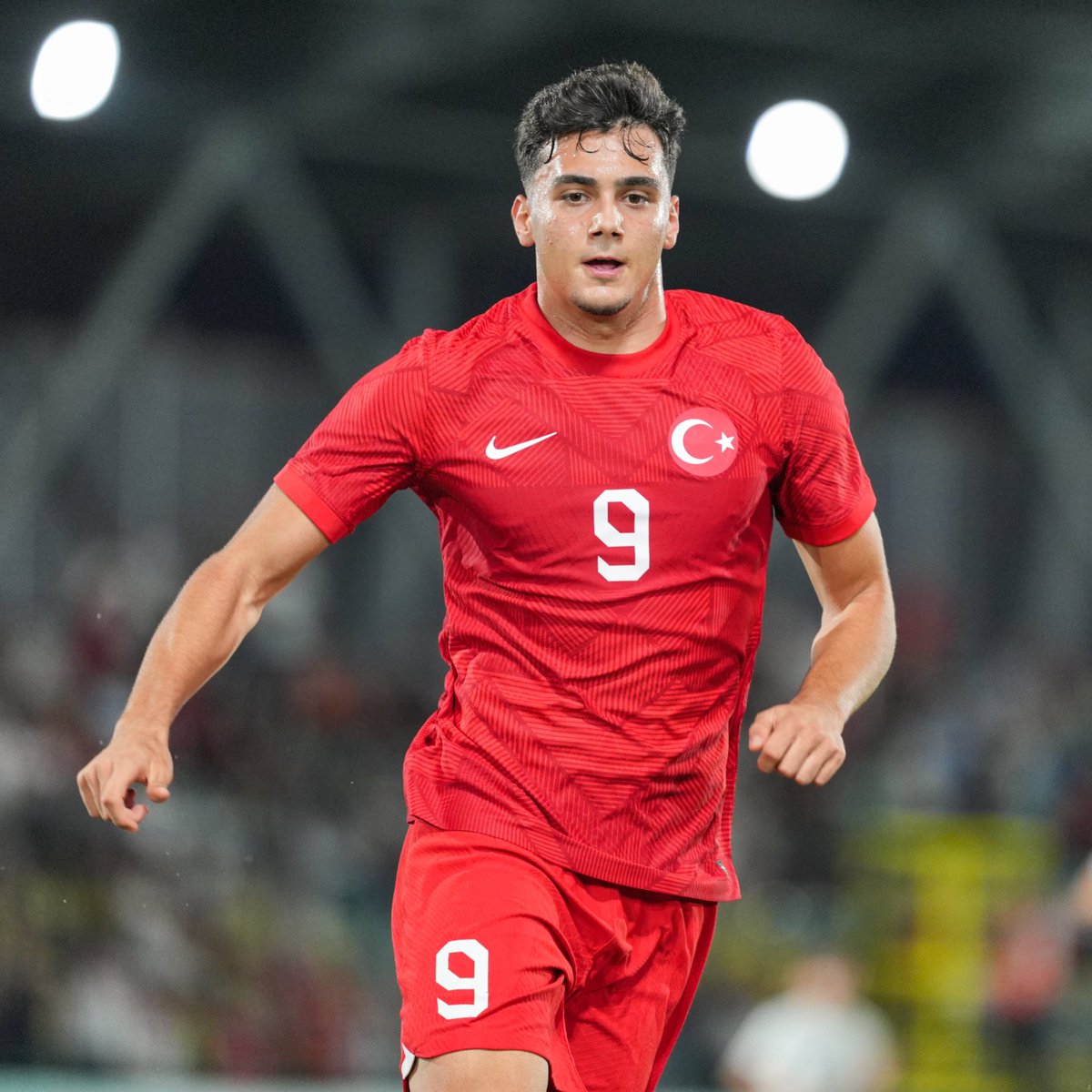 Vincenzo Montella'nın, Beşiktaş'tan önce Semih Kılıçsoy, sonra Mustafa Erhan Hekimoğlu'nu A Milli Takım’a çağırıp ardından alt yaş kategorilerine göndermesi tam bir şapşallık.
 A Milli Takım’da forvet sıkıntısı varken bu hamle, taktiksel bir manevra değil, Montella’nın