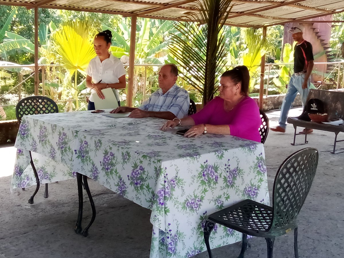 adame_lisbet's tweet photo. En un mensaje al colectivo que integra la UEB Talleres Ferroviarios San Luis, Marcia Sierra Gómez, exhortó a seguir trabajando, con énfasis en la seguridad de las operaciones y en la calidad de los servicios.
#TalleresferroviariosSanLuis
#UFCCuba🇨🇺
#EREF🇨🇺 https://t.co/2gPdb8yx5c