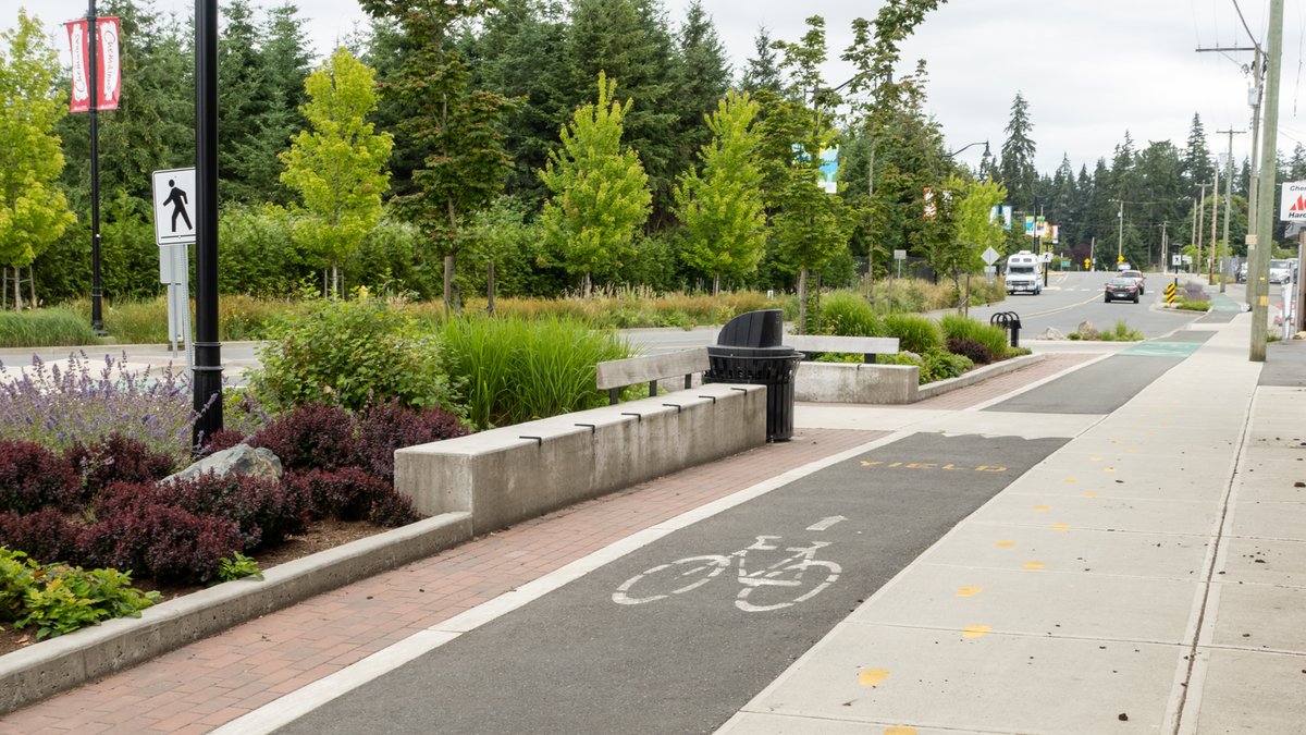 MultiModalExp's tweet image. A few photos taken of the raised cycle track and one of the e-bike charging stations in Chemainus, BC. #chemainus #cycling #bikelane #bikelanes