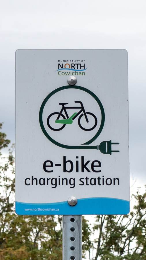 MultiModalExp's tweet image. A few photos taken of the raised cycle track and one of the e-bike charging stations in Chemainus, BC. #chemainus #cycling #bikelane #bikelanes