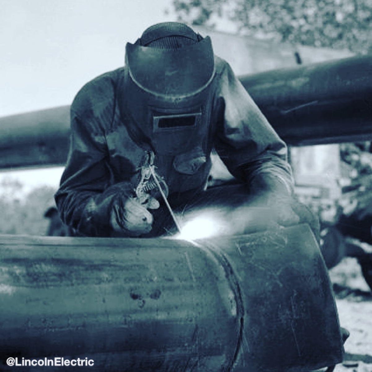 LincolnElectric's tweet image. Flashback Friday® - Fabricating a bend in a 12-in. gas line at the KMA Oil Field in Wichita Falls, TX, in October 1938. 

#FlashbackFriday #WeldRed #WeldRedNation