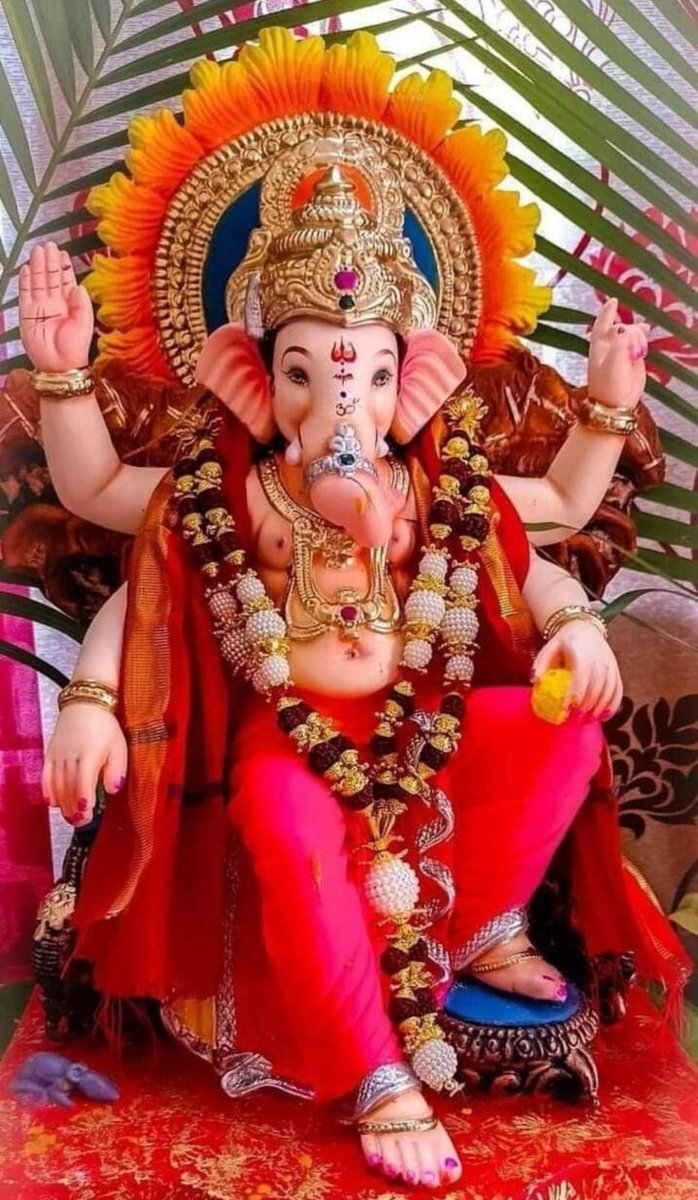 सर्वविघ्नविनाशाय सर्वकल्याणहेतवे।
पार्वतीप्रियपुत्राय गणेशाय नमो नमः॥
 'श्री गणेश चतुर्थी' की हार्दिक बधाई व शुभकामनाएं!
भगवान श्री गणेश की कृपा से सभी की विघ्न-बाधाओं का नाश हो और जीवन में सुख-शांति व समृद्धि का वास हो, यही प्रार्थना है।
#GaneshChaturthi#GaneshChaturthi