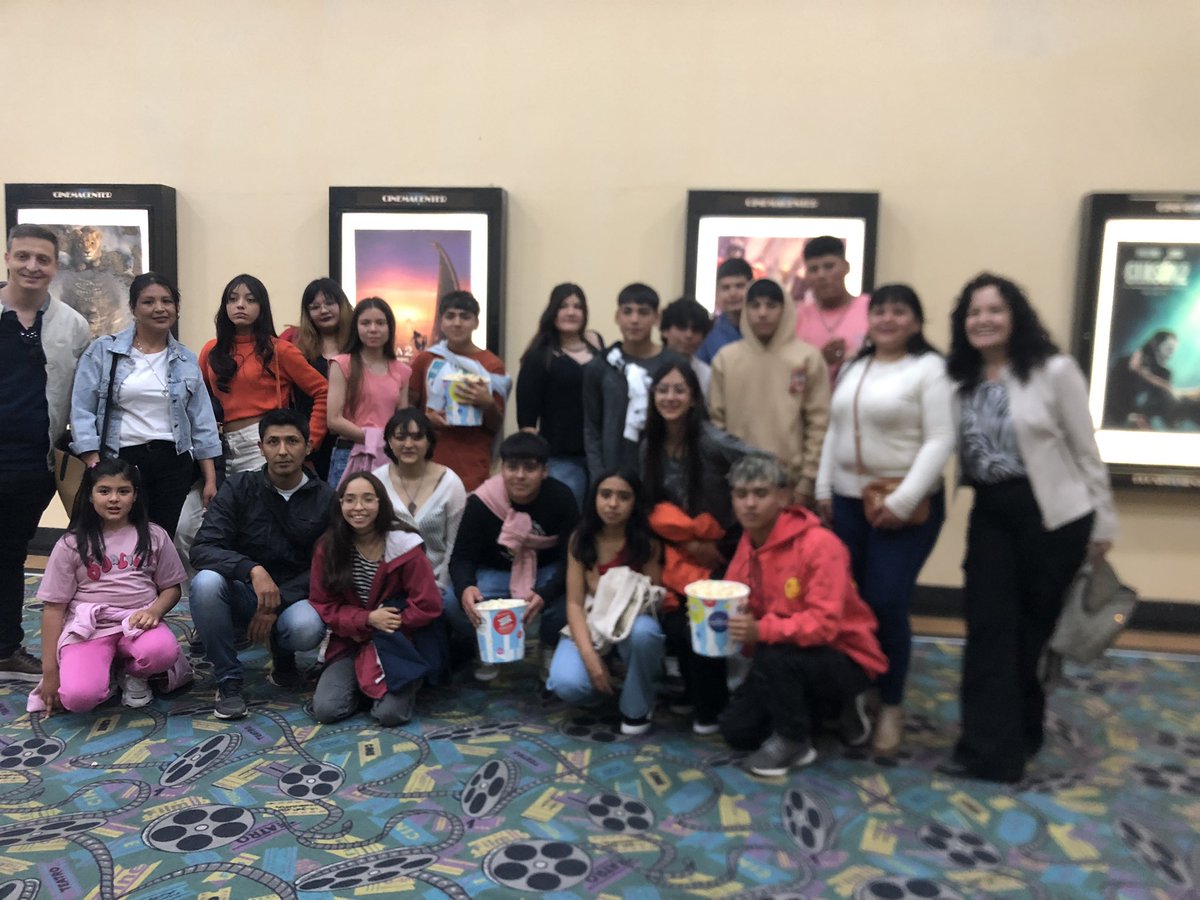 terelunalarioja's tweet photo. Continúa el Programa Socio-educativo q llevamos adelante junto a @FundAmparoLR Gracias Vice @TeresitaMadera Con tu ayuda los chicos del Colegio Secundario Nro 15 del B Yacampis -a la vez q pasaron una tarde genial, disfrutaron de una peli filmada íntegramente en nuestra Pcia! 👇 https://t.co/DCo2kYnwdF