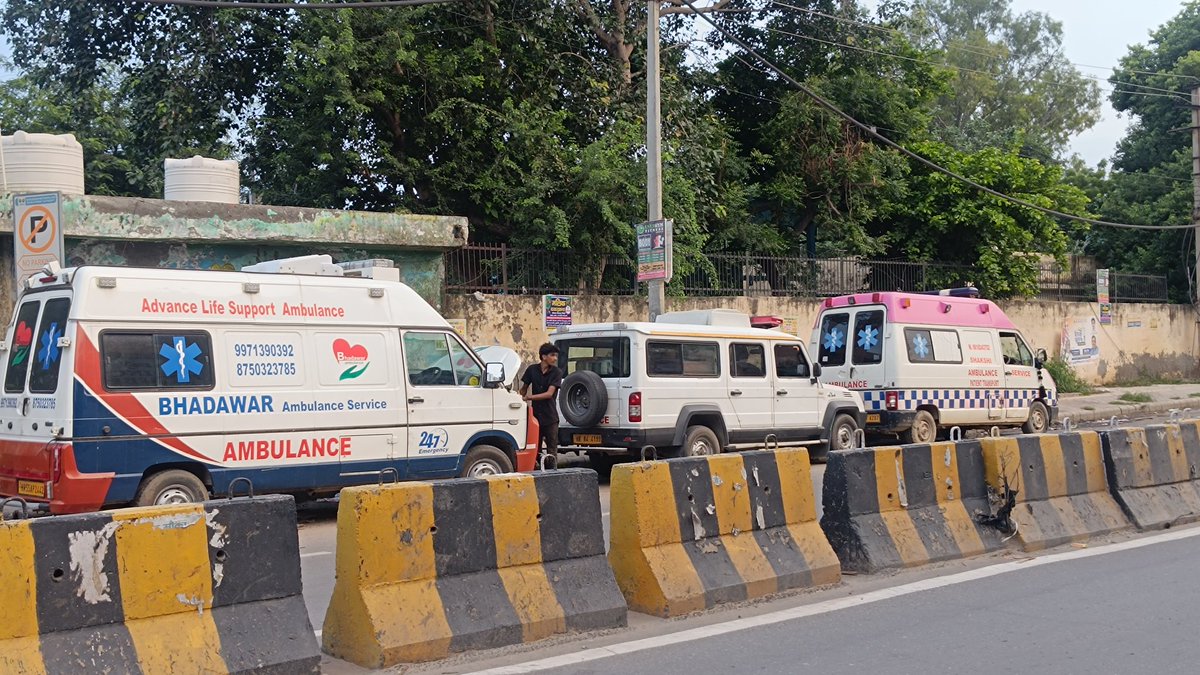 sandeepkumar509's tweet photo. @TrafficGGM @gurgaonpolice
@DC_Gurugram Appeal to all of you: Outside the trunk market gate of Nehru Stadium, Dilshad Motors surrounds the entire road and repairs vehicles, due to which there is always a jam during peak time. Please take appropriate action. https://t.co/ypnrvX7Aun