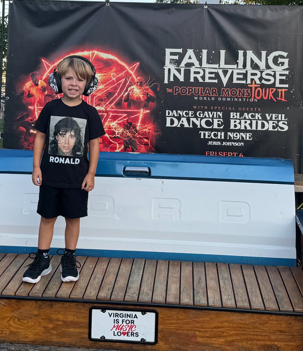 TheJsneaks's tweet photo. @RonnieRadke little man was the coolest kid here in Bristow! https://t.co/OEQdR9VVgA
