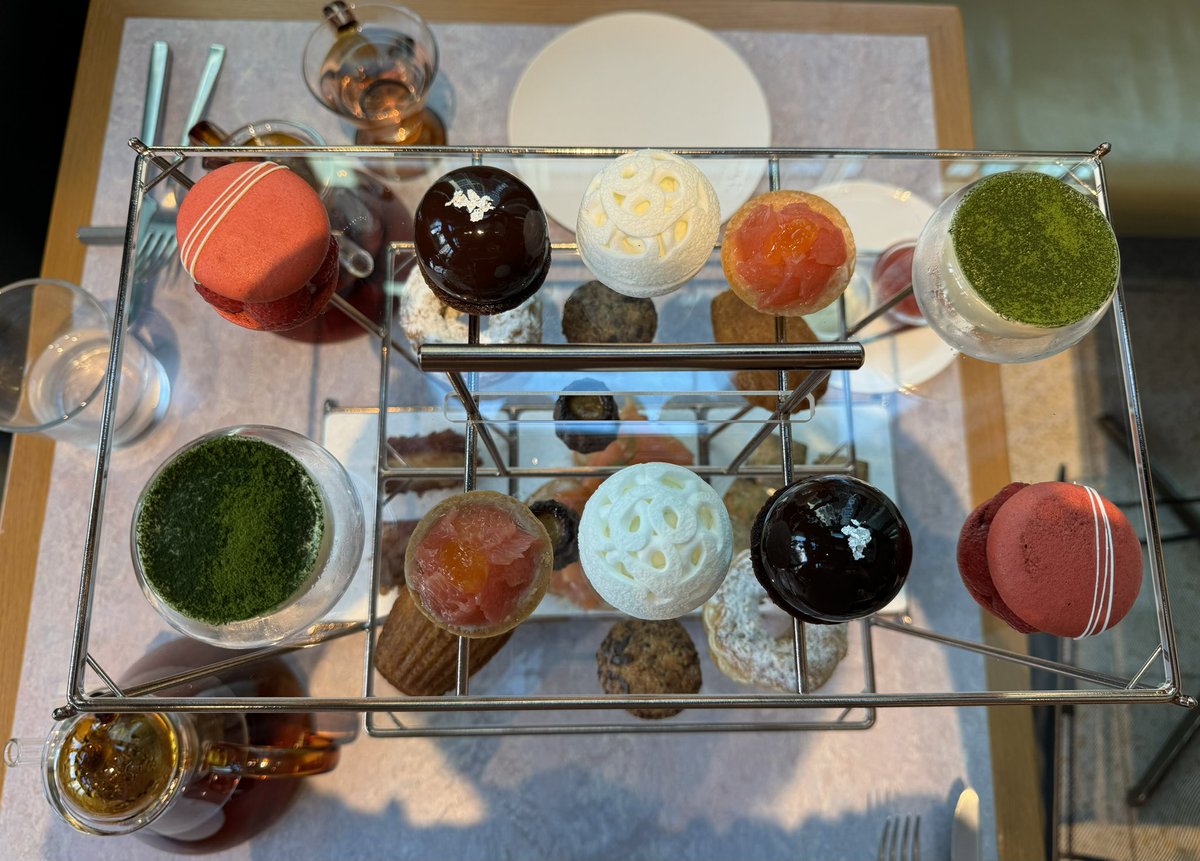 air0219's tweet photo. 人生初アフタヌーンティー!
東京モンブランとタルトショコラは、
食感の面白さ想像以上です!
#theupper
#カフェ
#アフタヌーンティー https://t.co/BLukkXmiPV