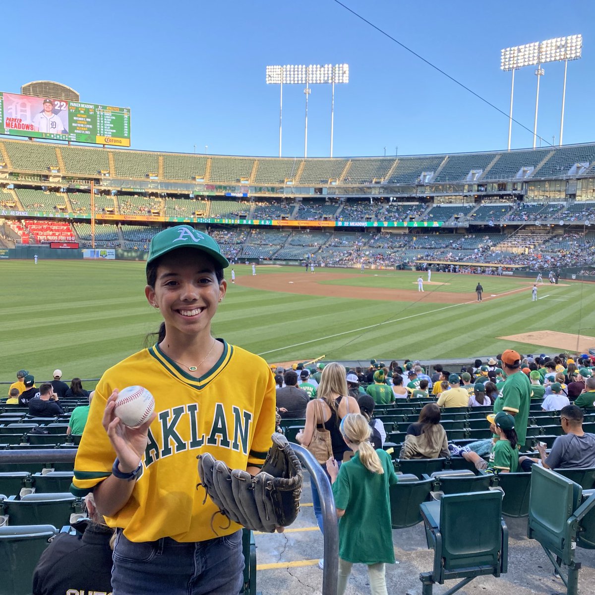 She caught it herself! Let’s go Oakland. 

#atthecoliseum #letsgooakland #fridaynightlights