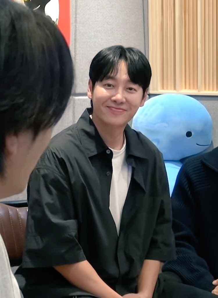 뒤에 인형이랑 똑같잖아ㅠ 울고싶넹