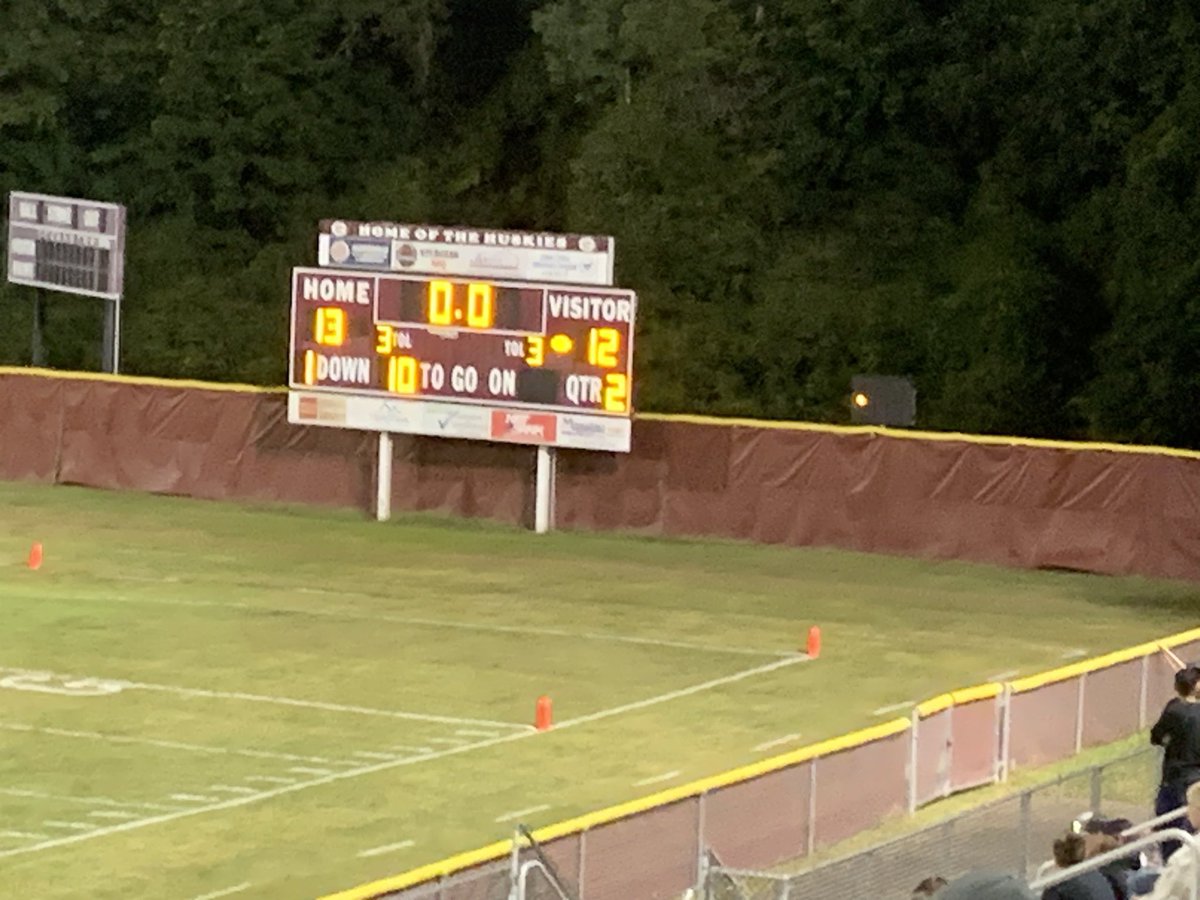 jetnova16's tweet image. Gloversville Huskies Vs Amsterdam Rams
Halftime Score: 13 Huskies 12 Rams
Full Game Score: 28 Huskies 24 Rams
@WTEN 
@Griffin__Haas