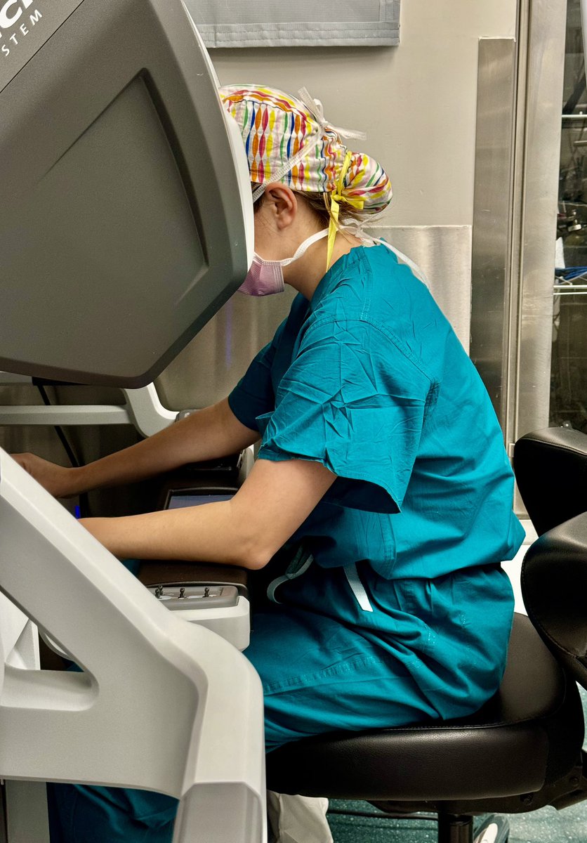 uro_yoyo's tweet image. Redo robotic pyeloplasty experience, with my fellowship director and fellow Francophile @Bob_DeFoor. Perseverance, patience and succion when facing a plastered hilum/ureter. Thank you for the great lessons! #TeamworkmakesDreamwork