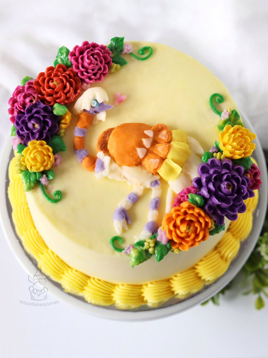 MiscMao's tweet photo. Made an Espathra chrysanthemum cake for my husband's birthday! 🏵️ #pokemon #pokemoncake #espathra #クエスパトラ https://t.co/SYiqOqdFt2