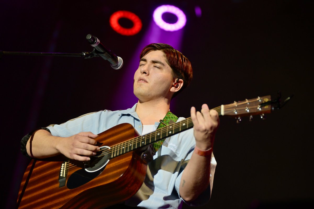 sopitasfm's tweet photo. 🇪🇸 @kevinkaarl representó la nueva música mexicana en el @vivelatino_es y el ambiente estuvo bonito 🎉
El público respondió increíble y uno de los mejores momentos fue cuando todos prendieron sus luces en Vámonos a Marte 🪐 🙌
📸 #ViveLatinoEspaña24
#VLE24 https://t.co/ZFxK284EvW