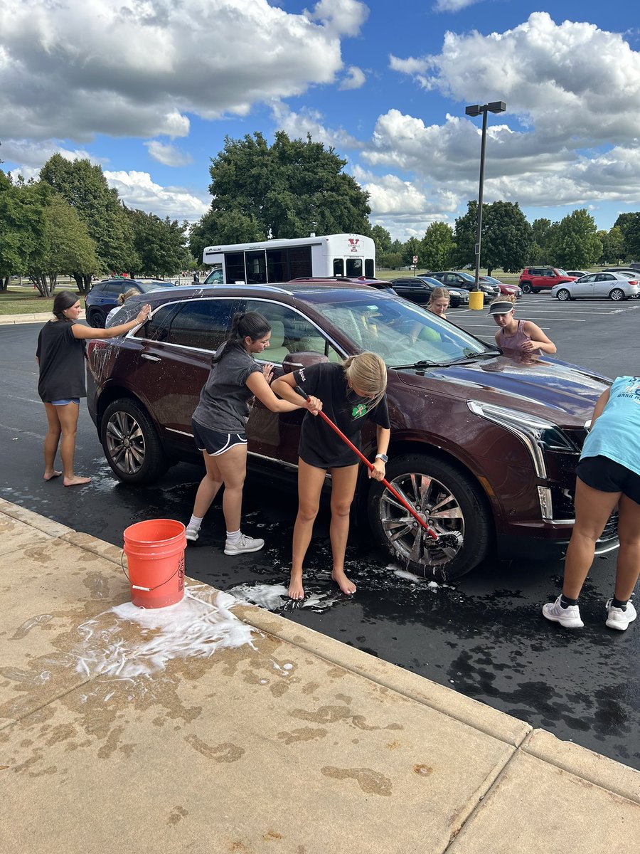 foxestennis's tweet photo. Hey Yorkville! Stop by YHS tomorrow to get your car washed for FREE!! 9-11am. These ladies will make sure it’s sparkling when they are done. Cash donations are appreciated &amp; 100% of it will go to American Cancer Society. @YHSAthletics115 https://t.co/RjF01rIwt8