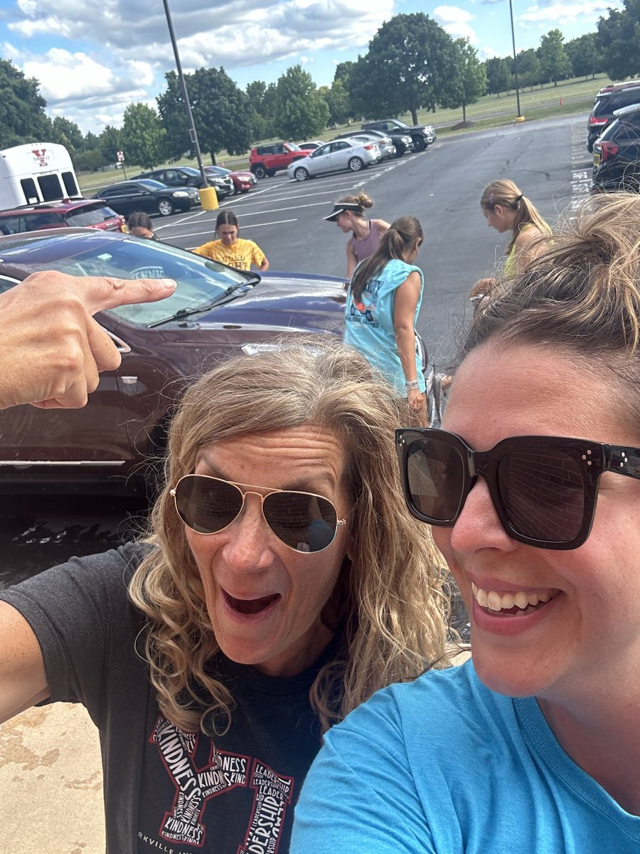 foxestennis's tweet photo. Hey Yorkville! Stop by YHS tomorrow to get your car washed for FREE!! 9-11am. These ladies will make sure it’s sparkling when they are done. Cash donations are appreciated &amp; 100% of it will go to American Cancer Society. @YHSAthletics115 https://t.co/RjF01rIwt8