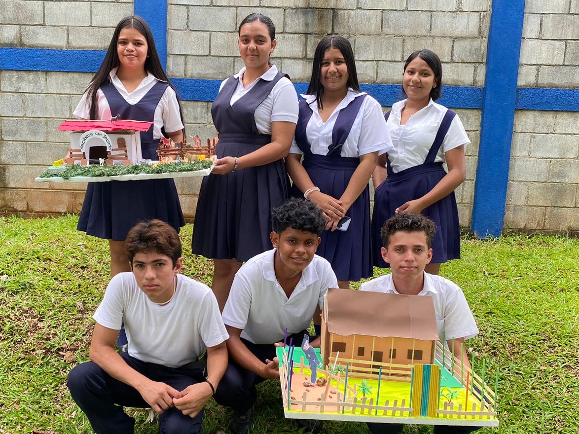 Estudiantes de Secundaria realizan Exhibición de maquetas sobre la Batalla de San Jacinto.