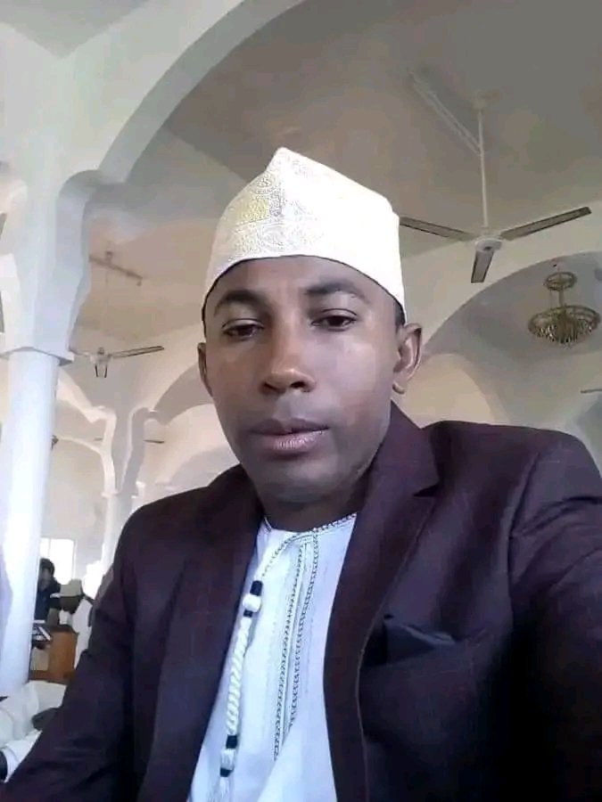 Nous, Comoriens, sommes attristés par le décès de notre compatriote, jeune leader musical prometteur. Patriote et respectueux, il laisse un grand vide. Qu'Allah lui accorde miséricorde et place son âme dans son paradis éternel. 🌹🙏 #Comores #Hommage