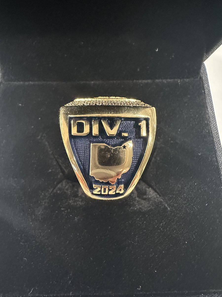 The 2024 Division I State Champion Girls Basketball team received their rings this evening. It sure does look pretty! 💍