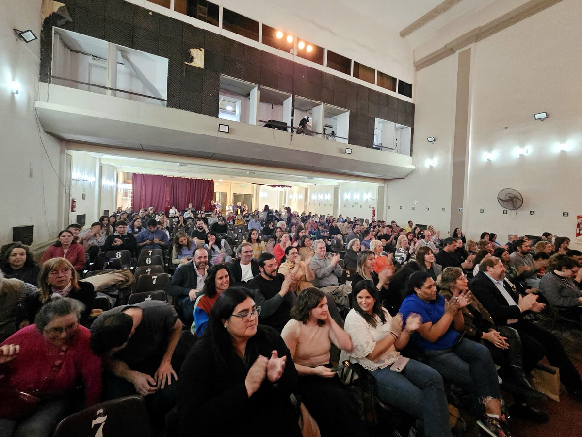 FilmusDaniel's tweet photo. Hoy, más que nunca, es necesario seguir trabajando para defender, fortalecer y mejorar la educación. Hay que apoyar el trabajo de nuestros docentes, que todos los días enfrentan la enorme tarea de enseñar en condiciones difíciles.

De esto hablamos en el Congreso Nacional Educativo en Mercedes, con @wadodecorrido, @pablogentili y @juaniustarroz.