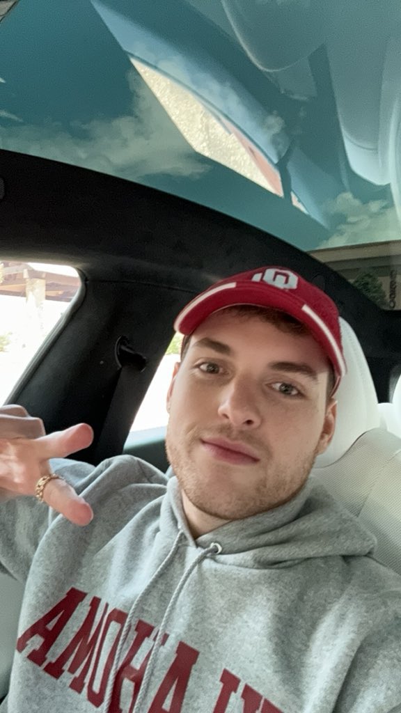GalaticCosmos's tweet photo. Yall be tripping frfr he clears even when bald 😭🤷‍♂️ His jaw line is so perfect, his facial structure is perfect and his facial hair is just perfect. His whole face card is perfection. Yall hate to hate but call yourselves fans😭 https://t.co/jWJbAVUlRg