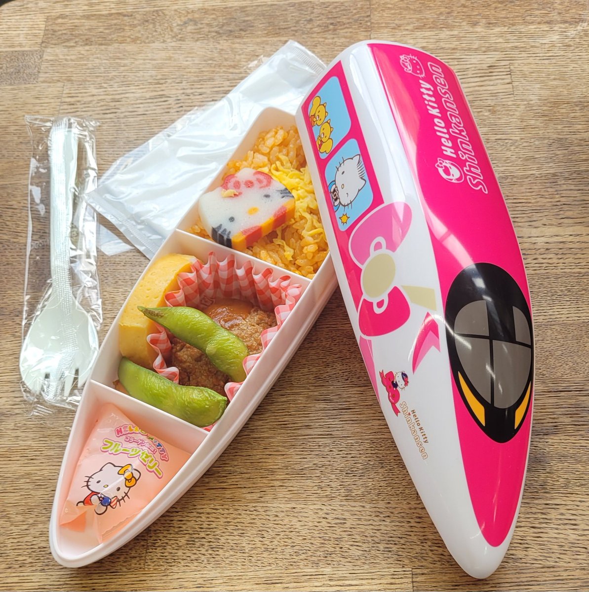 Anime_Toons's tweet image. Hello Kitty bullet train bento box