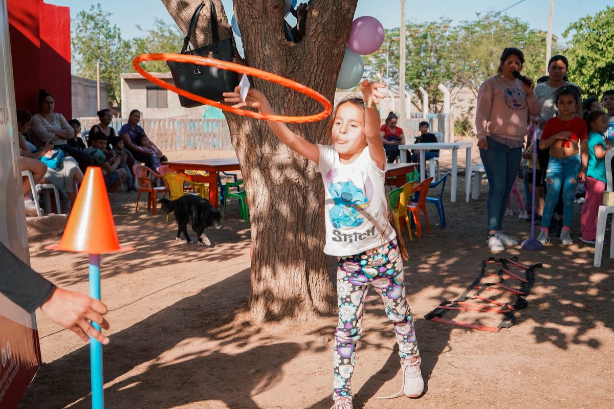 SecJusticiaLR's tweet photo. 🥳 Junto a Doña Juanita y los niños y niñas del Bº Virgen Del Valle pasamos una tarde hermosa llena de juegos y sonrisas.

✨Anhelamos una sociedad donde los niños y niñas crezcan en un ambiente de respeto, amor, contención y educación. Que todos puedan jugar y sonreír. https://t.co/Uo6XwWfCon