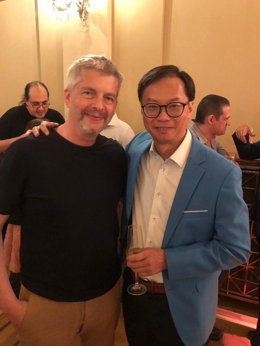 What a party <a href="/ESRA_Society/">ESRA | European Society of Regional Anaesthesia</a> #ESRA2024 Thanks <a href="/DrPhilipPeng/">Philip Peng （彭文新)</a> proud to be in a picture with such a giant