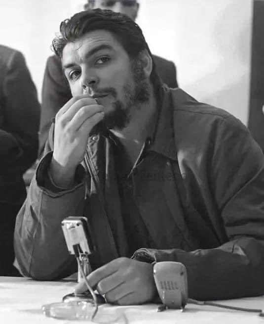 Los revolucionarios son los hombres más apasionados  y enamorados de este mundo 😎

(...)"Si sientes algún día la violencia impositiva de una mirada, no te vuelvas, no rompas el conjuro, continúa colando mi café y déjame vivirte para siempre en el perenne instante." 

Che ❤️